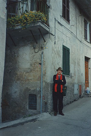 José Pantieri davanti alla casa natale di Filoteo Alberini
